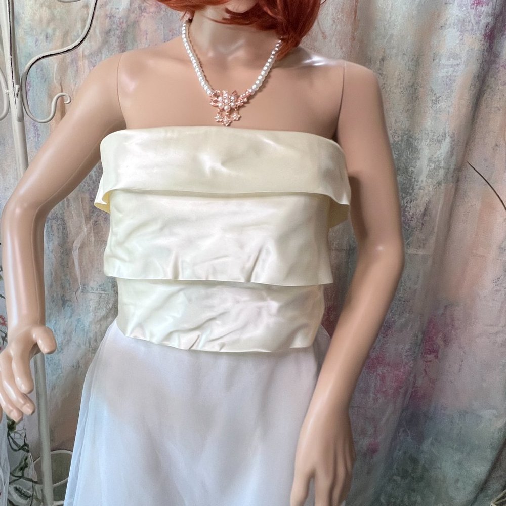 Vintage📌 Strapless Unique Tailored Wedding Gown with Long Train - Picture 4 of 16